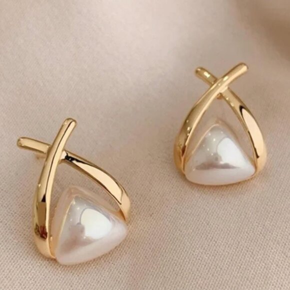 Pearl Gold Stud Earrings ✨ - Picture 1 of 3